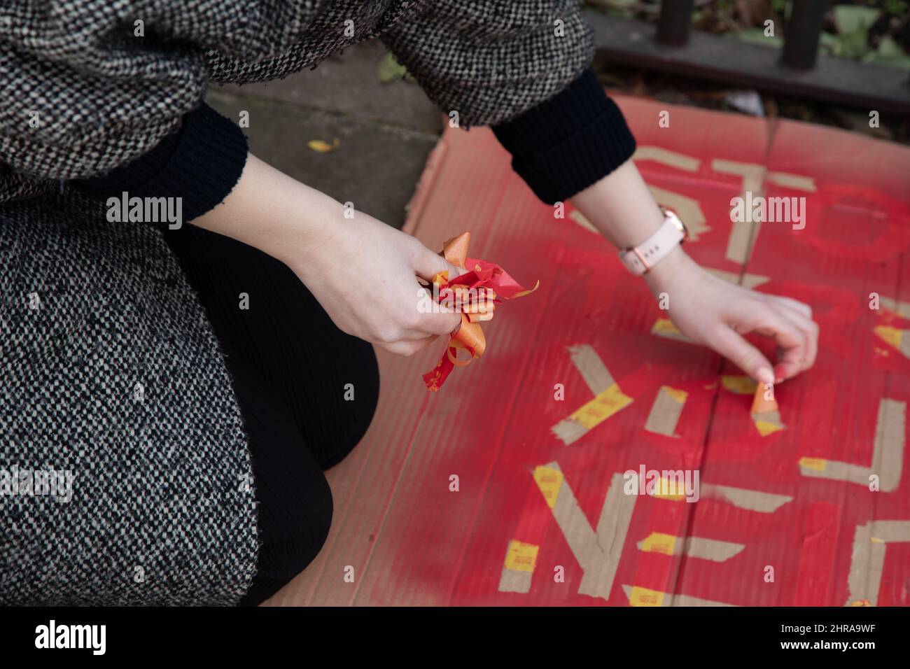 London, Großbritannien. 25.. Februar 2022. Claudia aus Polen bereitet ein Zeichen vor, um gegen den jüngsten Angriff Russlands auf die Ukraine zu protestieren. Kredit: Kiki Streitberger/Alamy Live Nachrichten Gutschrift: Kiki Streitberger/Alamy Live Nachrichten Stockfoto
