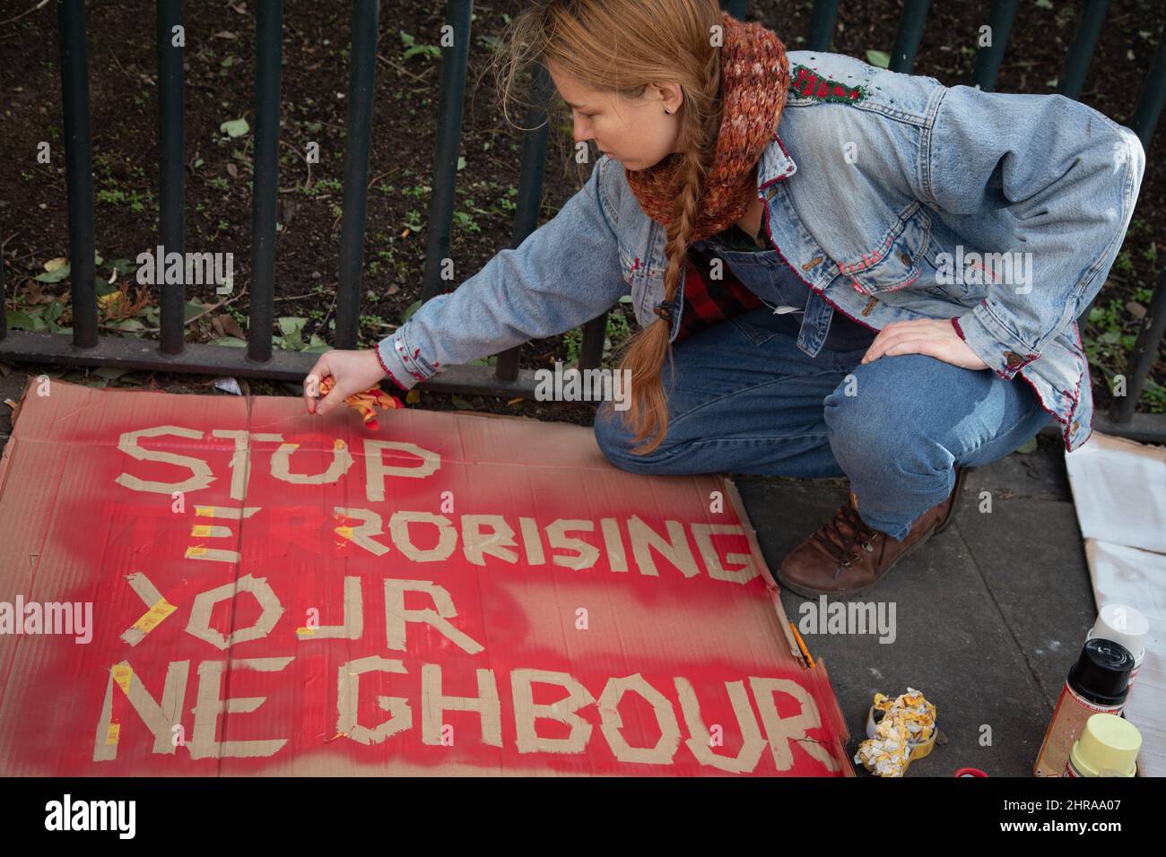 London, Großbritannien. 25.. Februar 2022. Elena aus Litauen bereitet ein Zeichen vor, um gegen den jüngsten Angriff Russlands auf die Ukraine zu protestieren. Kredit: Kiki Streitberger/Alamy Live Nachrichten Gutschrift: Kiki Streitberger/Alamy Live Nachrichten Stockfoto