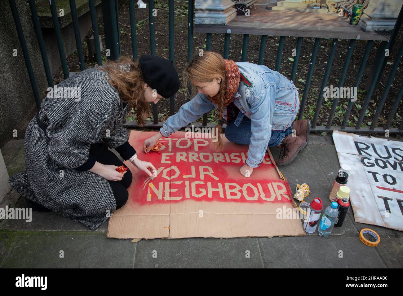 London, Großbritannien. 25.. Februar 2022. Claudia aus Polen und Elena aus Litauen bereiten Zeichen vor, um gegen den jüngsten Angriff Russlands auf die Ukraine zu protestieren. London, 25.2.2022 Credit: Kiki Streitberger/Alamy Live News Credit: Kiki Streitberger/Alamy Live News Stockfoto