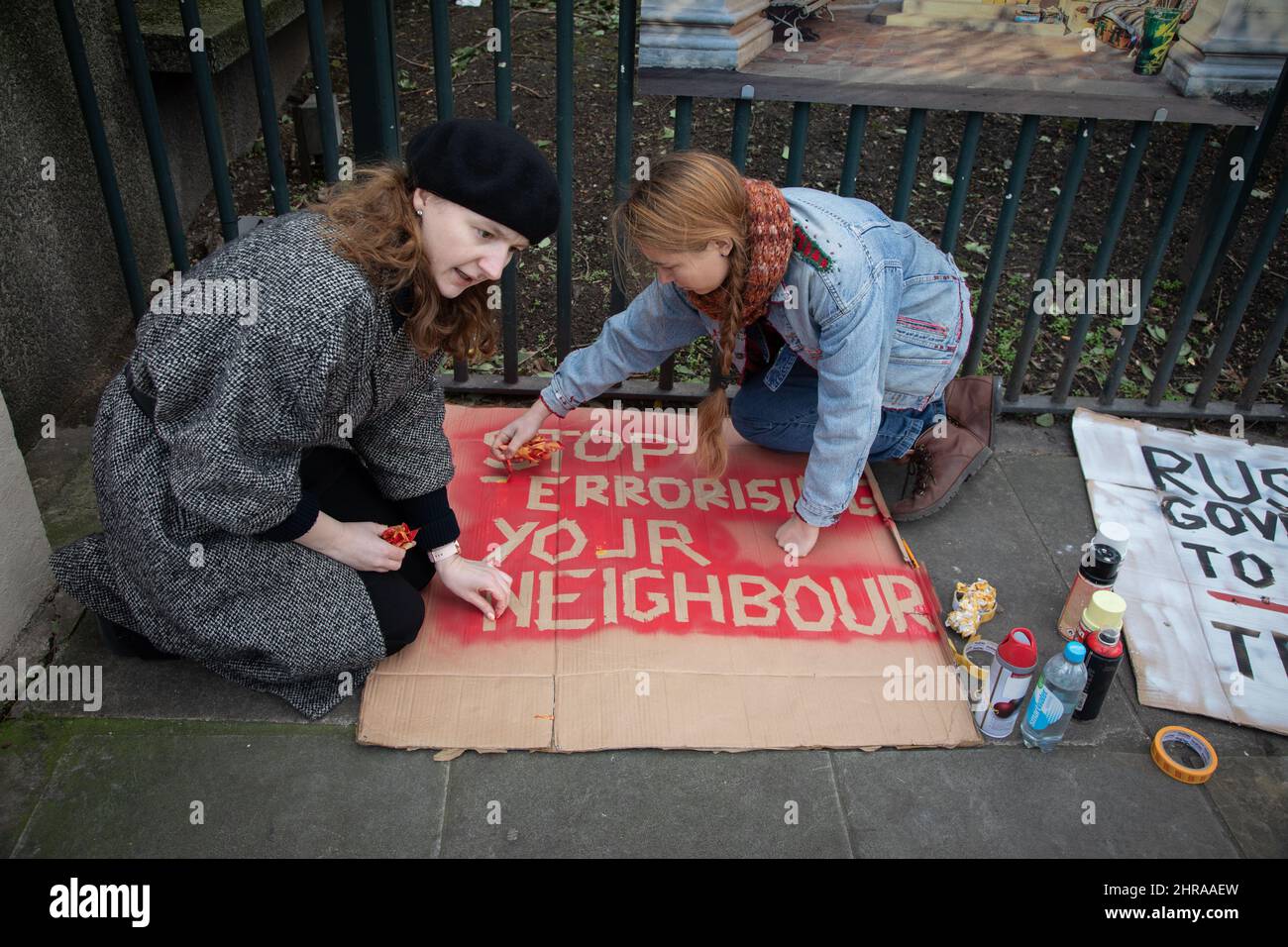 London, Großbritannien. 25.. Februar 2022. Claudia aus Polen und Elena aus Litauen bereiten Zeichen vor, um gegen den jüngsten Angriff Russlands auf die Ukraine zu protestieren. London, 25.2.2022 Credit: Kiki Streitberger/Alamy Live News Credit: Kiki Streitberger/Alamy Live News Stockfoto