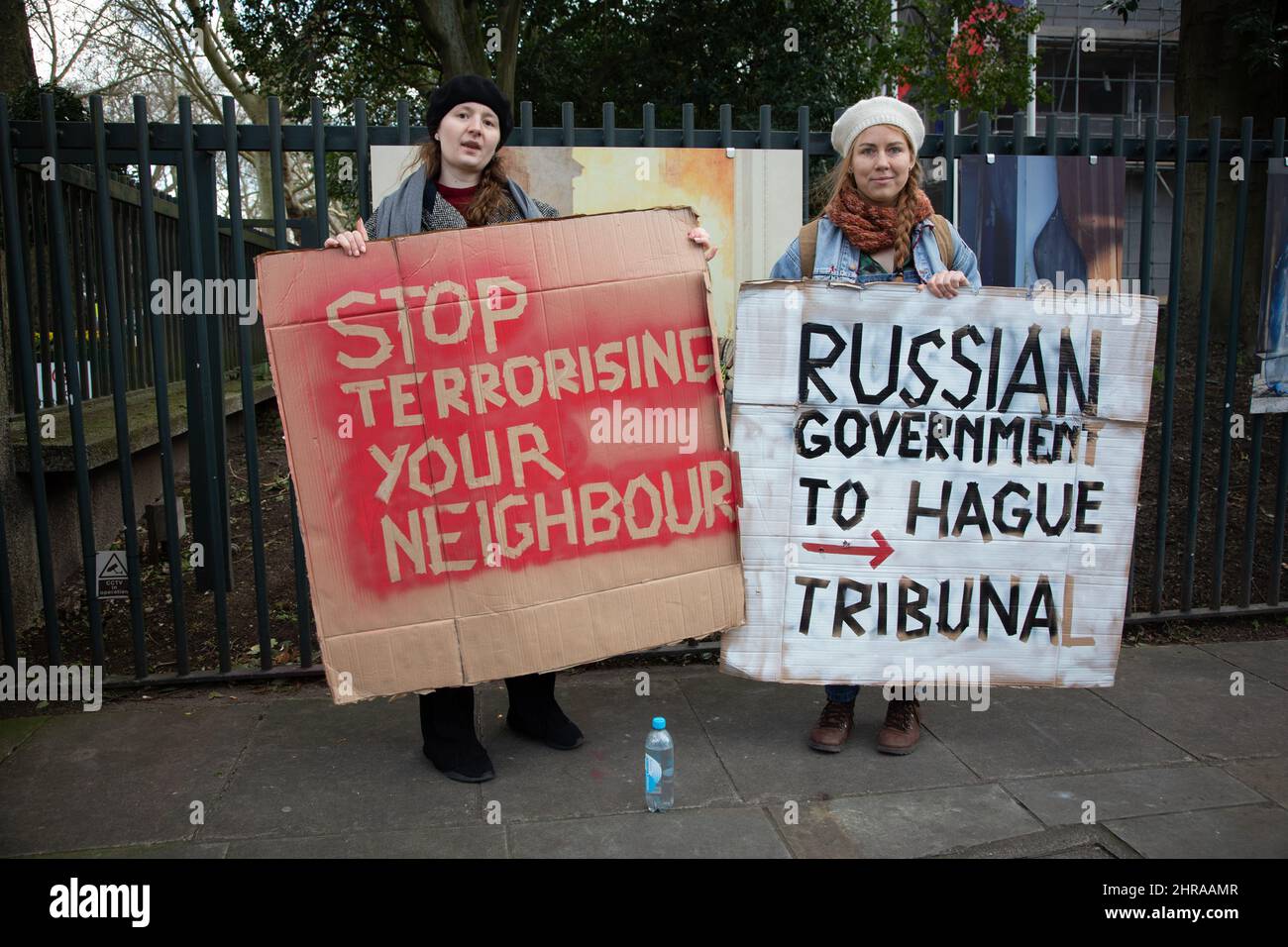 London, Großbritannien. 25.. Februar 2022. Claudia aus Polen und Elena aus Litauen halten Protestschilder vor der russischen Botschaft hoch und protestieren gegen den jüngsten Angriff Russlands auf die Ukraine.Quelle: Kiki Streitberger/Alamy Live News Quelle: Kiki Streitberger/Alamy Live News Stockfoto