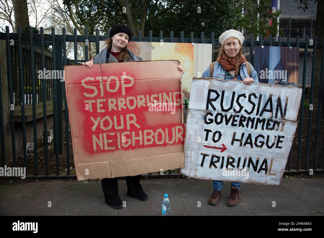 London, Großbritannien. 25.. Februar 2022. Claudia aus Polen und Elena aus Litauen halten Protestschilder vor der russischen Botschaft hoch und protestieren gegen den jüngsten Angriff Russlands auf die Ukraine.Quelle: Kiki Streitberger/Alamy Live News Quelle: Kiki Streitberger/Alamy Live News Stockfoto