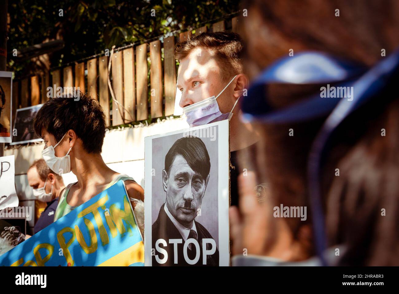 Ein Protestler mit einem Plakat, das Putin als Hitler zeigt, während der Demonstration. Demonstranten versammelten sich vor der russischen Botschaft in Bangkok, um die russische Invasion in die Ukraine zu verurteilen. Über fünfzig standen vor den Toren der Botschaft, sangen die ukrainische Nationalhymne und hielten Zeichen, die Sanktionen und Öl- und Gasembargos forderten. (Foto von Mailee Osten-Tan / SOPA Images/Sipa USA) Stockfoto
