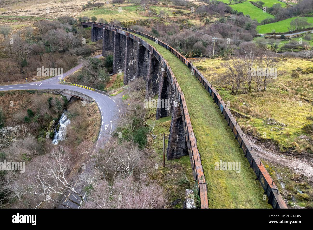 Gleensk Viaduct, eine stillge Eisenbahnlinie am Ring of Kerry, Irland Stockfoto