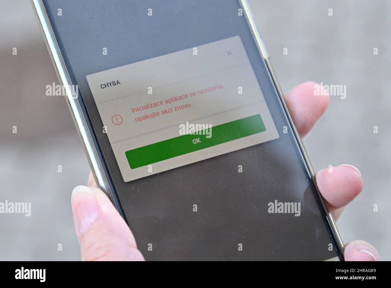 Brünn, Tschechische Republik. 25.. Februar 2022. Sberbank Online-Antrag, Brünn, Tschechische Republik, 25. Februar 2022. Die Sberbank CZ, die Verbindungen zu Russland hat, schloss ihre Filialen in Tschechien um 14:00 Uhr, sagte Banksprecherin Radka Cerna gegenüber CTK und zitierte Sicherheitsfragen als Grund. Die Leute standen vor einigen Filialen der Bank in der Schlange, um ihre Dienste zu stornieren oder Informationen anzufordern, und das Online-Banking der Bank war gegen Mittag ausgefallen. Quelle: Igor Zehl/CTK Photo/Alamy Live News Stockfoto