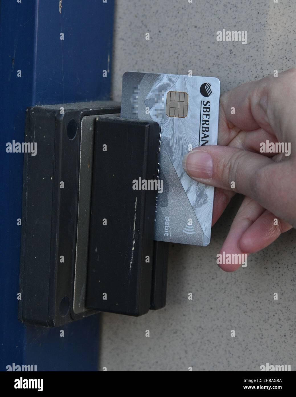 Brünn, Tschechische Republik. 25.. Februar 2022. Ein Mann verwendet die Sberbank-Zahlungskarte in Brünn, Tschechische Republik, 25. Februar 2022. Die Sberbank CZ, die Verbindungen zu Russland hat, schloss ihre Filialen in Tschechien um 14:00 Uhr, sagte Banksprecherin Radka Cerna gegenüber CTK und zitierte Sicherheitsfragen als Grund. Die Leute standen vor einigen Filialen der Bank in der Schlange, um ihre Dienste zu stornieren oder Informationen anzufordern, und das Online-Banking der Bank war gegen Mittag ausgefallen. Quelle: Igor Zehl/CTK Photo/Alamy Live News Stockfoto