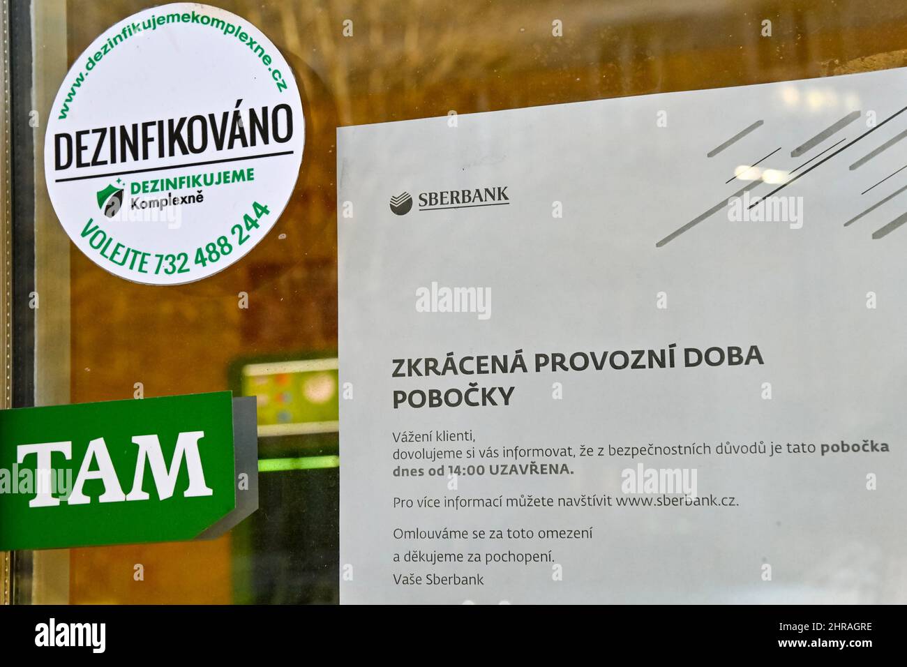 Prag, Tschechische Republik. 25.. Februar 2022. Geschlossene Niederlassung der Sberbank CZ, die Verbindungen zu Russland hat, in Prag, Tschechische Republik, 25. Februar 2022. Die Bank schloss ihre Filialen in Tschechien um 14:00 Uhr, sagte Banksprecherin Radka Cerna gegenüber CTK und zitierte Sicherheitsfragen als Grund. Die Leute standen vor einigen Filialen der Bank in der Schlange, um ihre Dienste zu stornieren oder Informationen anzufordern, und das Online-Banking der Bank war gegen Mittag ausgefallen. Quelle: VIT Simanek/CTK Photo/Alamy Live News Stockfoto