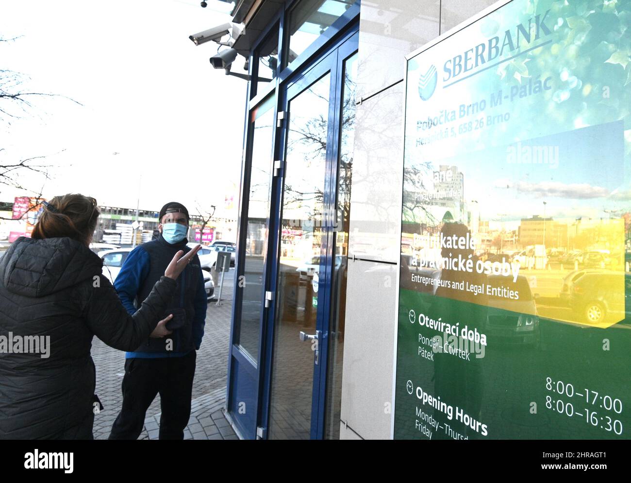 Brno, Cr. 25.. Februar 2022. Niederlassung der Sberbank CZ, die Verbindungen zu Russland hat, in Brünn, Tschechische Republik, 25. Februar 2022. Die Bank schloss ihre Filialen in Tschechien um 14:00 Uhr, sagte Banksprecherin Radka Cerna gegenüber CTK und zitierte Sicherheitsfragen als Grund. Die Leute standen vor einigen Filialen der Bank in der Schlange, um ihre Dienste zu stornieren oder Informationen anzufordern, und das Online-Banking der Bank war gegen Mittag ausgefallen. Quelle: Igor Zehl/CTK Photo/Alamy Live News Stockfoto