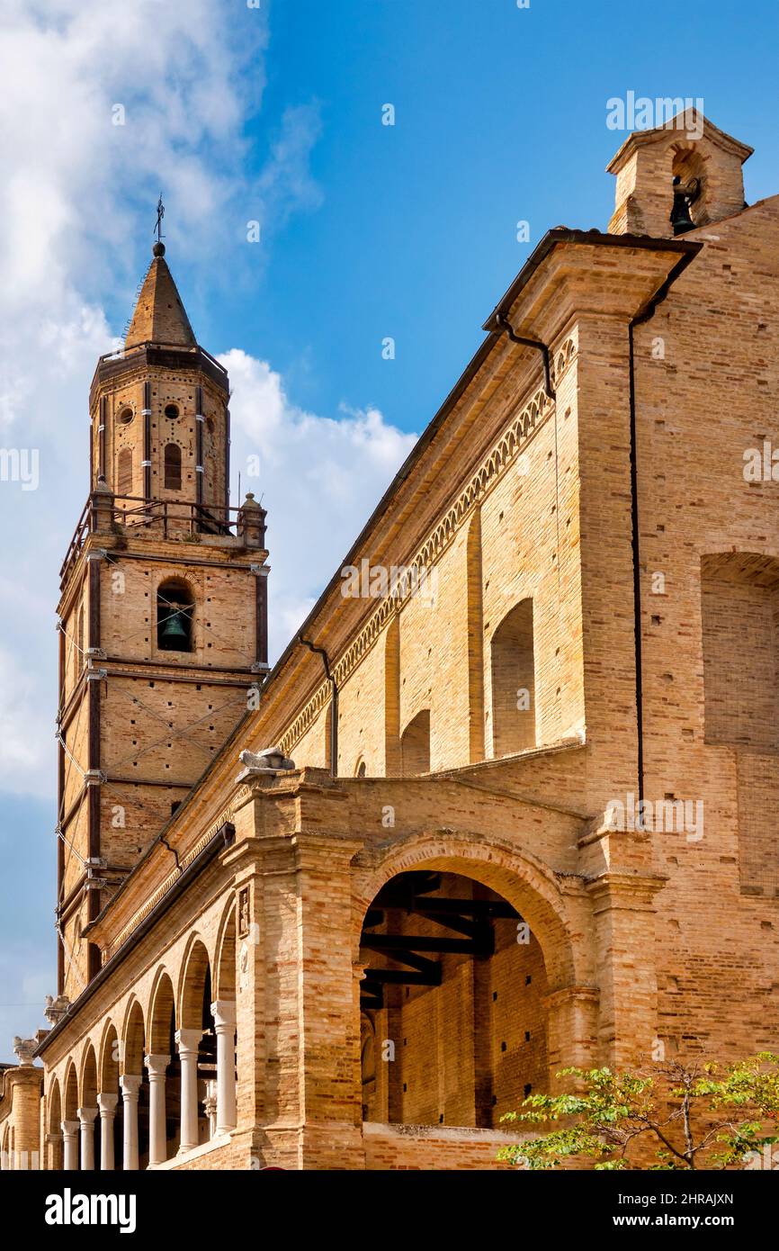 Außenansicht der Collegiata di San Michele Arcangelo, Città Sant'Angelo, Italien Stockfoto