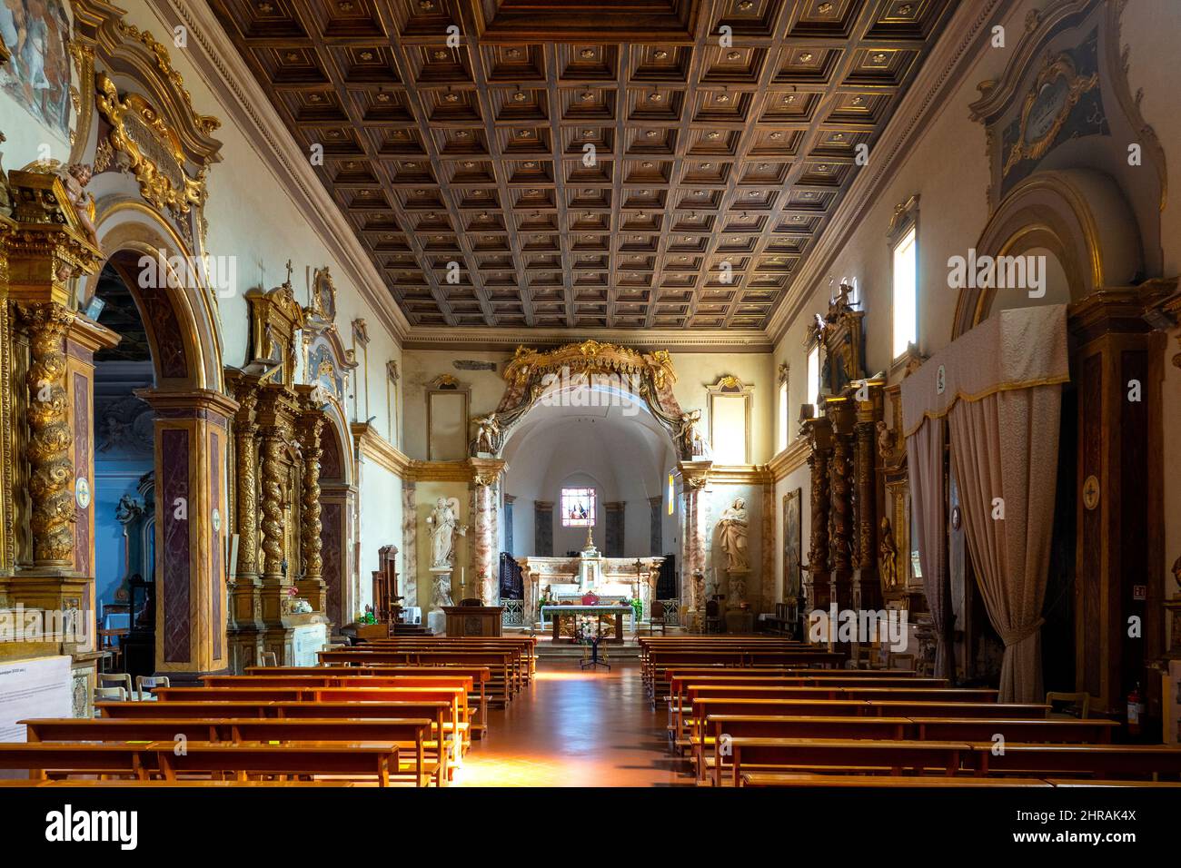 Interieur des Collegiata di San Michele Arcangelo, Città Sant'Angelo, Italien Stockfoto