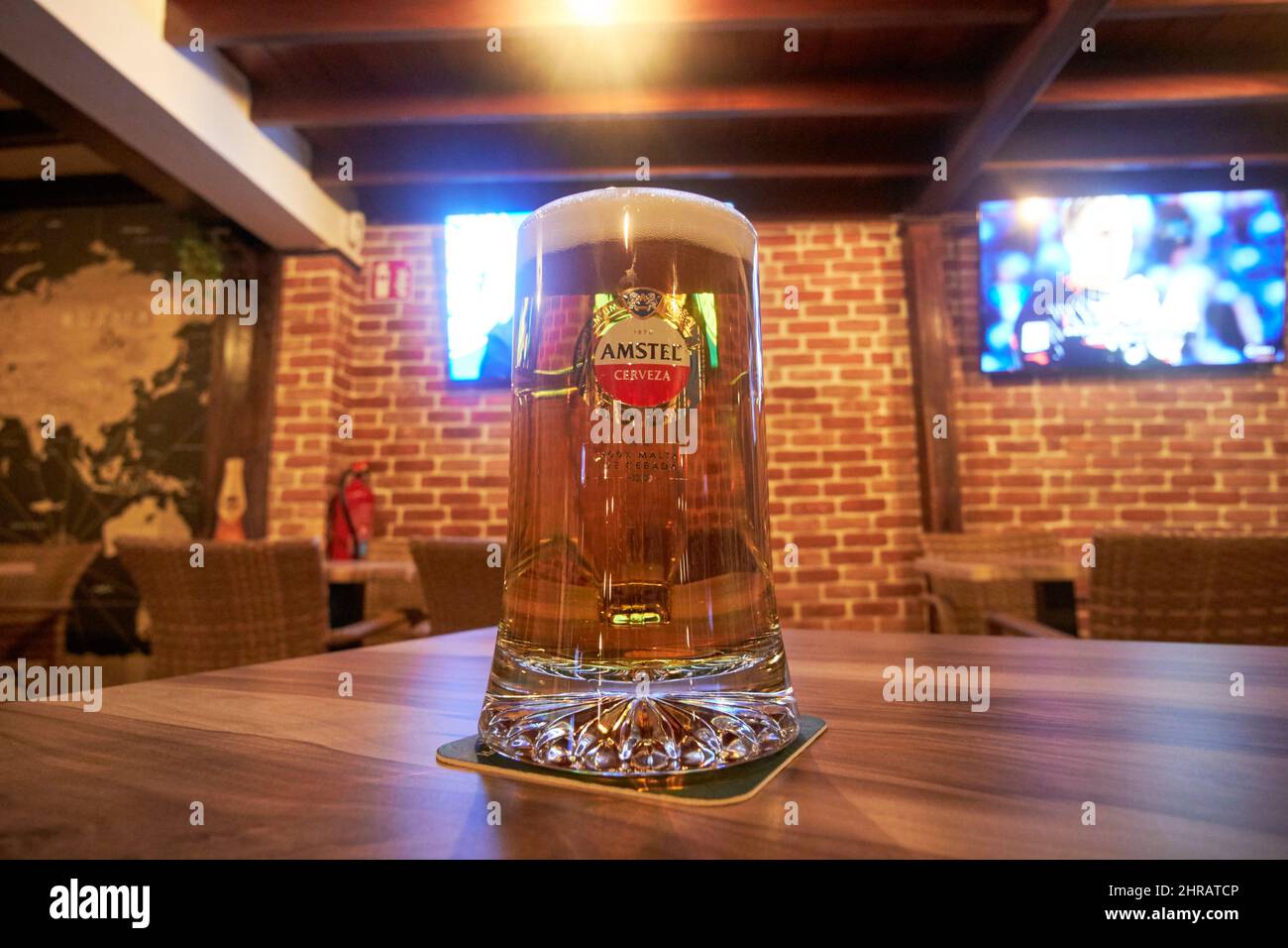 Bier von amstel beim Fußballschauen in einer Bar auf Lanzarote, Kanarische Inseln, Spanien Stockfoto