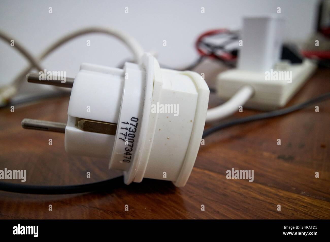 Europäischer Netzstecker Typ f mit britischem dreipoligem Stecker und Adapter Lanzarote, Kanarische Inseln, Spanien Stockfoto