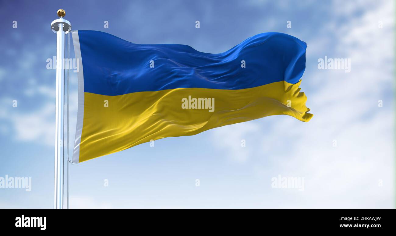 Detail der Nationalflagge der Ukraine, die an einem klaren Tag im Wind winkt. Demokratie und Politik. Osteuropa-Land. Patriotismus. Selektiver Fokus. Stockfoto