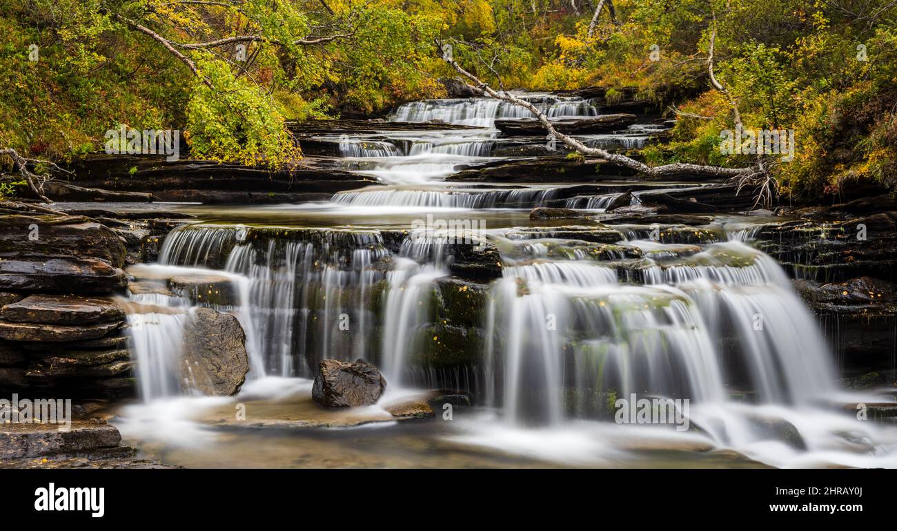 Wasserfall im Herbstwald, Schweden Stockfoto