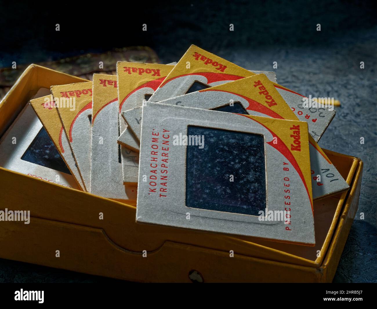 02 25 2022 Box mit Vintage Analog Kodak Kodachrome Dias, Transparentfolien und Behältern, Studioshot Lokgram Kalyan Maharashtra Indien. Stockfoto