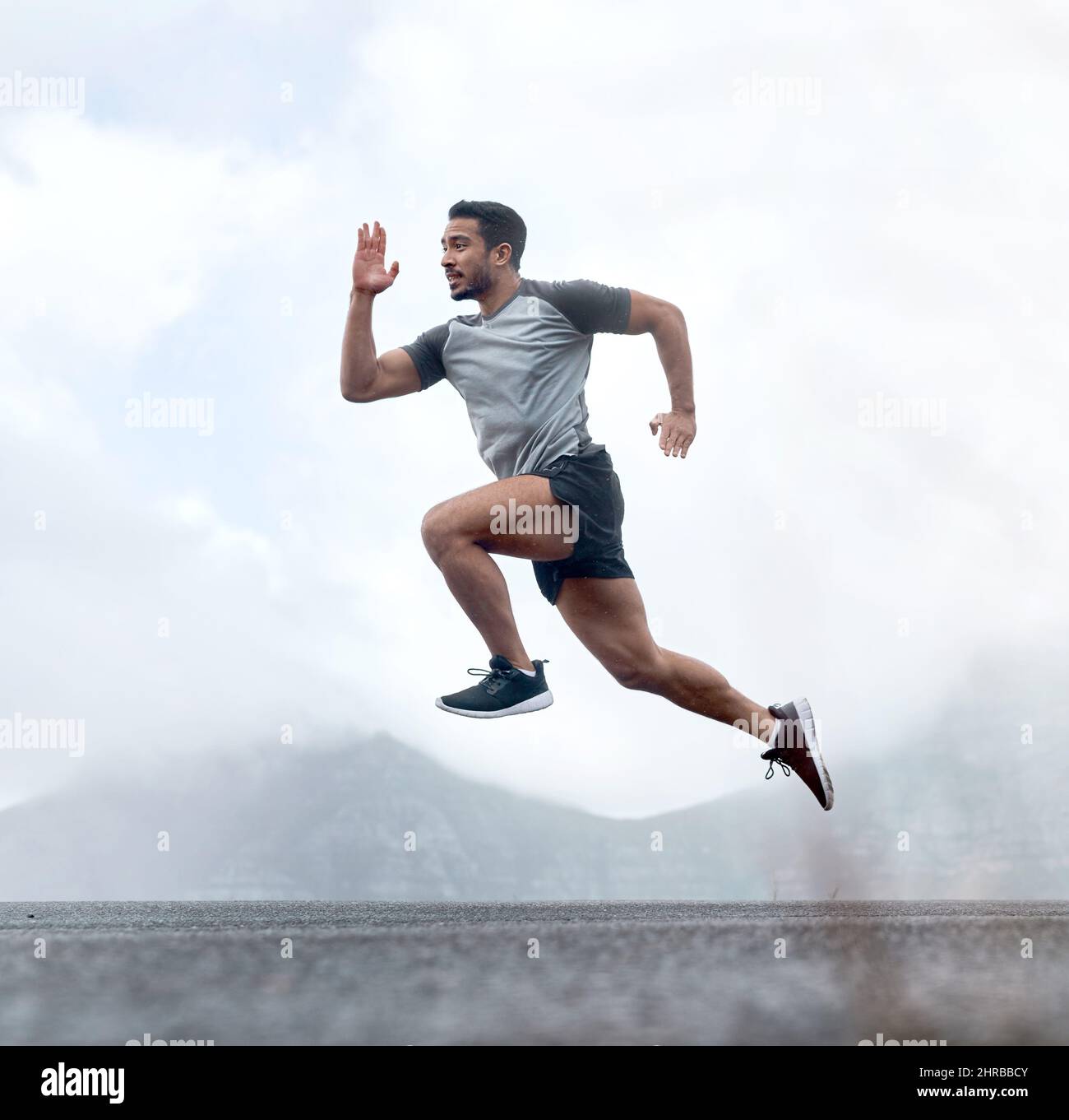 Die Körper sind zu allem fähig, wenn der Geist stark ist. Ganzkörperaufnahme eines hübschen jungen Mannes, der während eines Trainings im Freien springt. Stockfoto