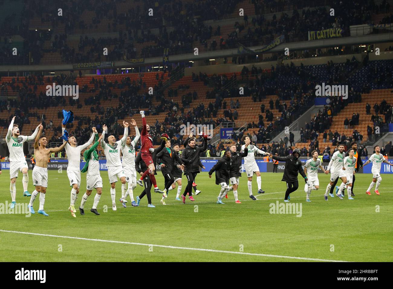 Mailand, Italien. 20.. Februar 2022. Italien, Mailand, 20 2022. februar: Die Spieler von Sassuolo feiern den Sieg und begrüßen sich am Ende des Fußballspiels FC INTER vs SASSUOLO, Serie A 2021-2022 day26 San Siro Stadion (Bildnachweis: © Fabrizio Andrea Bertani/Pacific Press via ZUMA Press Wire) Stockfoto