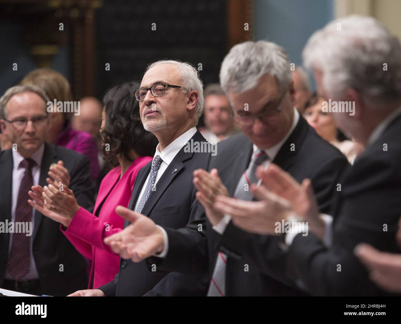 Der Finanzminister von Quebec, Carlos Leitao, wird am Ende der Rede zum Haushaltsplan am Dienstag, dem 28. März 2017, im Parlament von Quebec City begrüßt. DIE KANADISCHE PRESSE/Jacques Boissinot Stockfoto