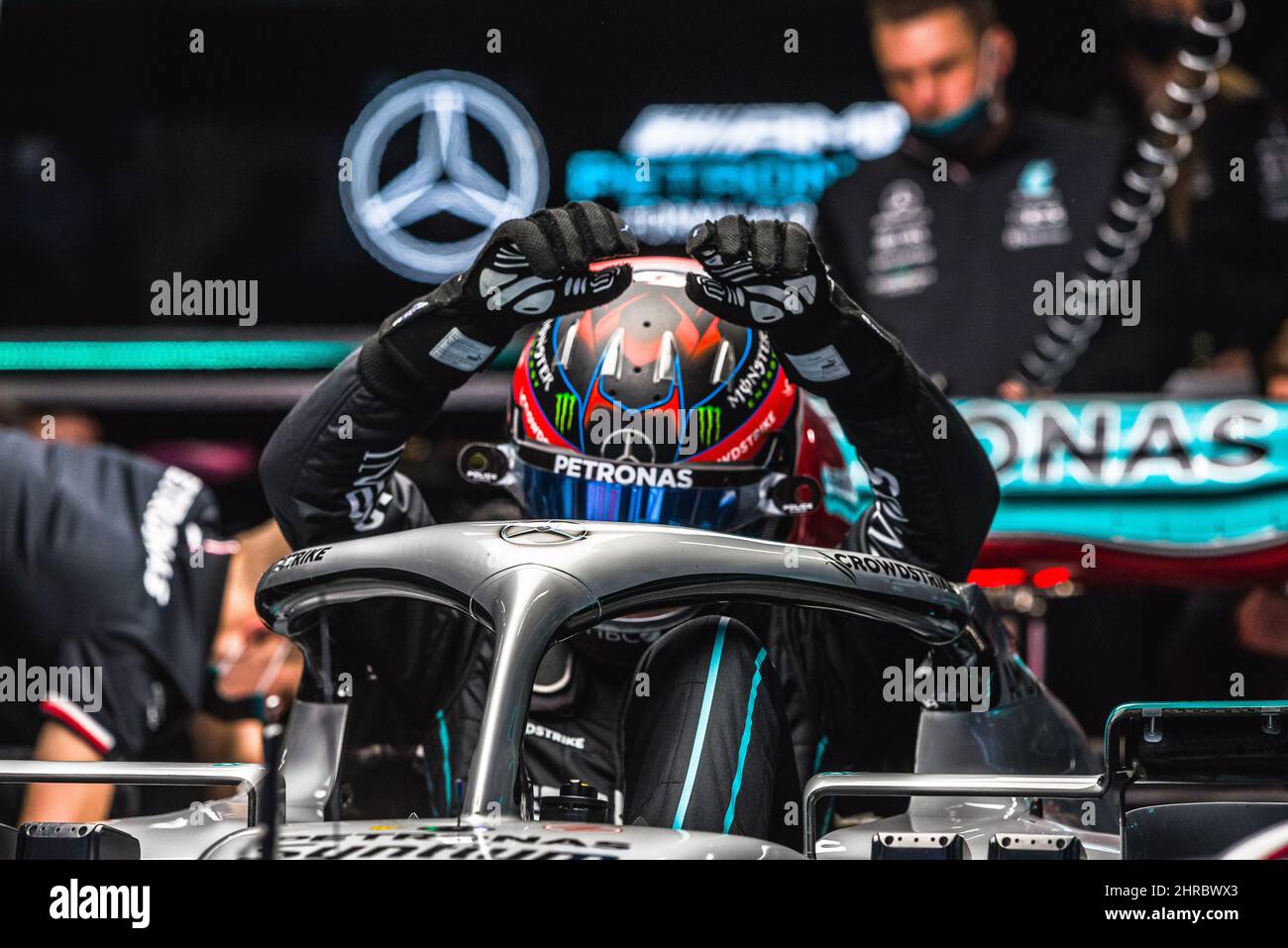 Barcelona, Spanien. 25.. Februar 2022. GEORGE RUSSEL (GBR) vom Team Mercedes in der Teamgarage am dritten Tag des Formel-1-Wintertests auf dem Circuit de Catalunya Credit: Matthias Oesterle/Alamy Live News Stockfoto