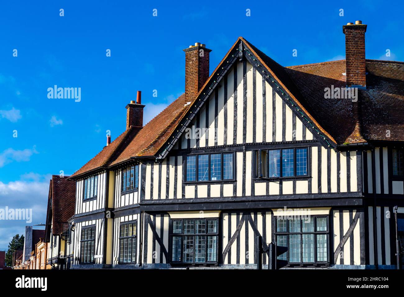 Gebäude im Stil eines imitierten Tudors an der Kreuzung von Bancroft und Hermitage Road in Hitchin, Hertfordshire, Großbritannien Stockfoto