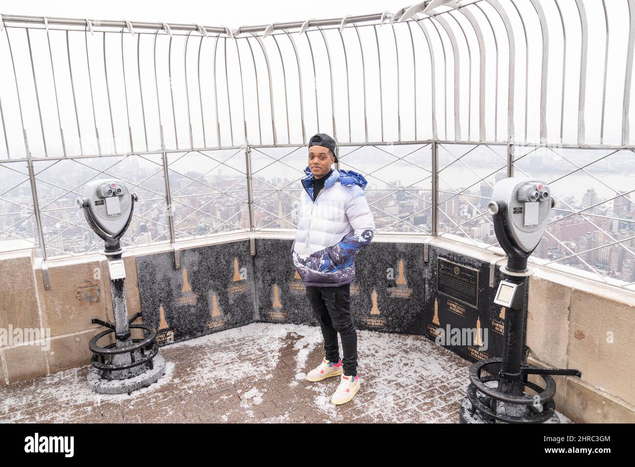 New York, NY - 25. Februar 2022: Jabari Banks, Star der neuen Serie Bel-Air von Pfau, besucht das Empire State Building und die Sternwarte Stockfoto