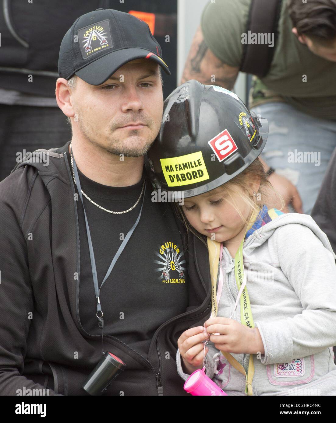 Ein Bauarbeiter und seine Tochter nehmen an einer Demonstration Teil, als der Provinzstreik von Quebec am Donnerstag, dem 25. Mai 2017, in Montreal seinen zweiten Tag beginnt.DIE KANADISCHE PRESSE/Ryan Remiorz Stockfoto