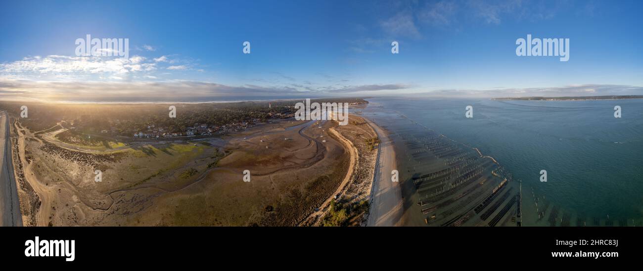 Luftaufnahme von Austernbeeten bei Ebbe, Lege-Cap-Ferret, Arachon Basin, Gironde, Nouvelle-Aquitaine, Frankreich Stockfoto