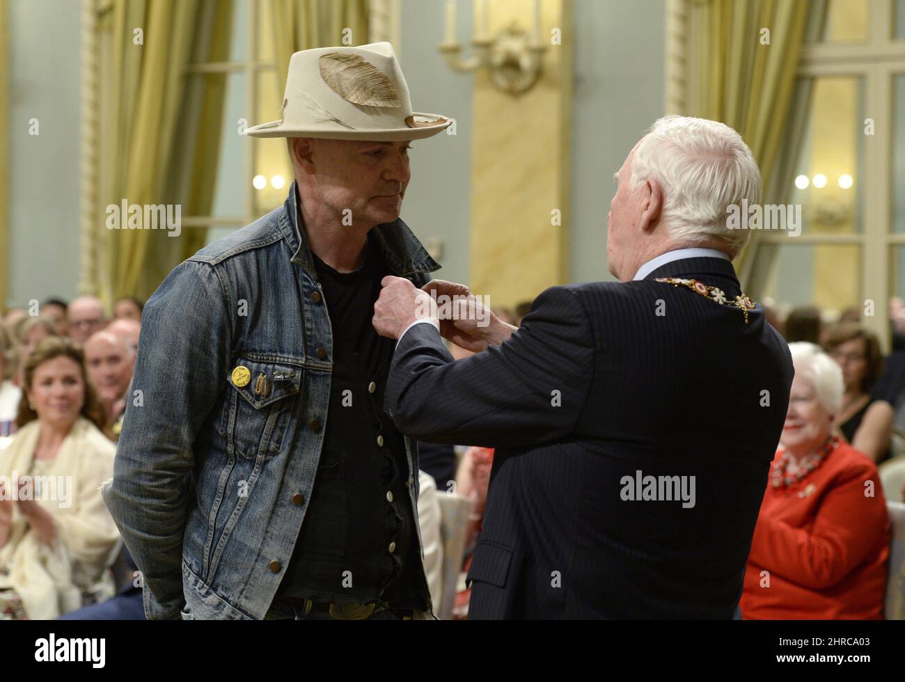 Am Montag, den 19. Juni 2017, erhält Gord Downie den kanadischen Orden vom Generalgouverneur David Johnston in Ottawa. Downie, der letztes Jahr bekannt gab, dass bei ihm ein endheilter Hirntumor diagnostiziert wurde, hat sich zu einem starken Verfechter indigener Völker und Themen entwickelt. DIE KANADISCHE PRESSE/Adrian Wyld Stockfoto