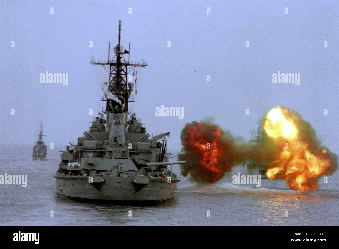 Eine strenge Ansicht des Schlachtschiffs USS IOWA (BB-61), das während der NATO-Übung Baltic Operations '85 eine Büchsenendemonstration durchführt. 10/17/1985. Verteidigungsministerium Stockfoto