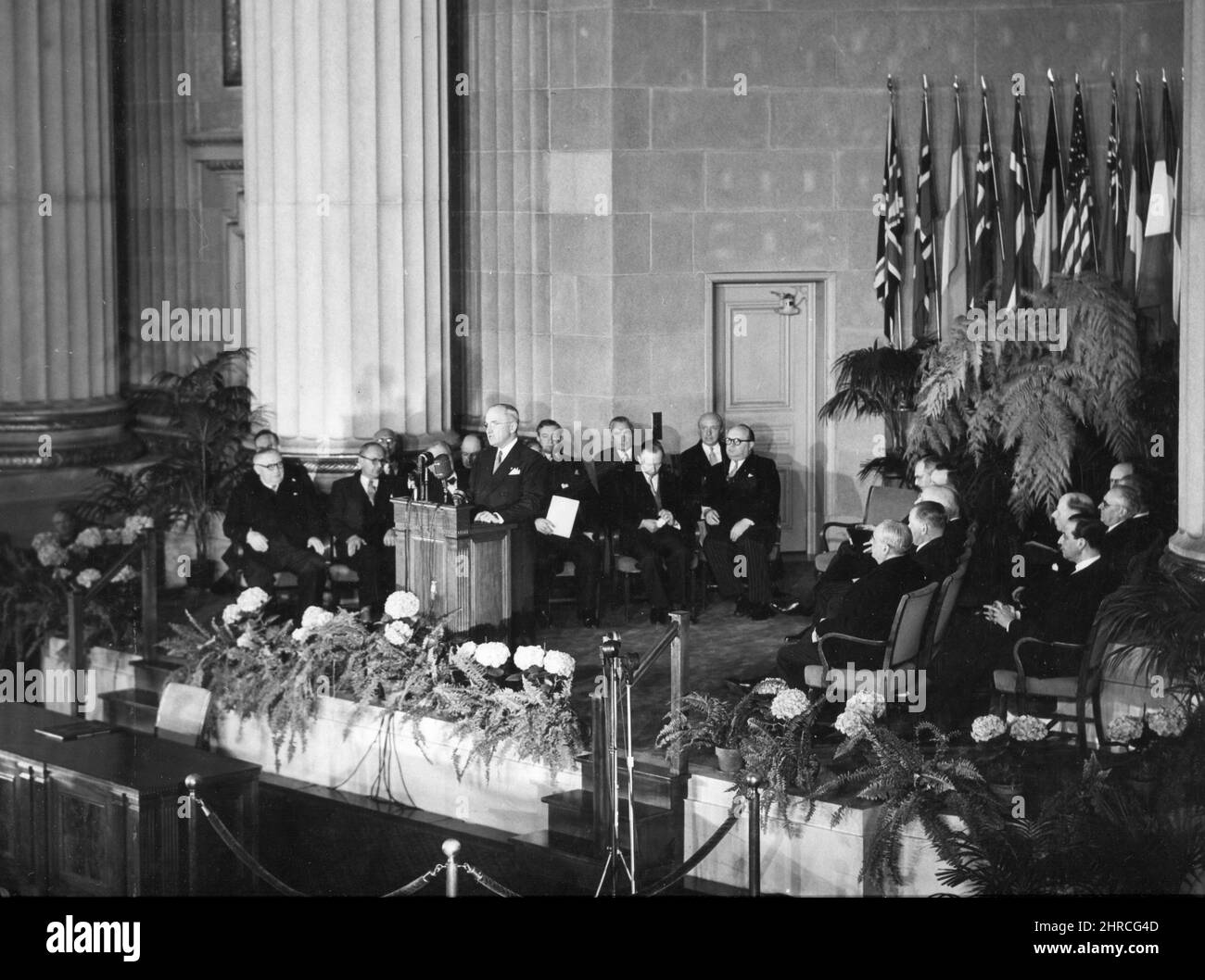 Präsident Harry S. Truman spricht im Auditorium des Außenministeriums über das Treffen zur Unterzeichnung des Nordatlantikvertrags. Washington, DC, 4. April 1949. Us-Außenministerium. Stockfoto