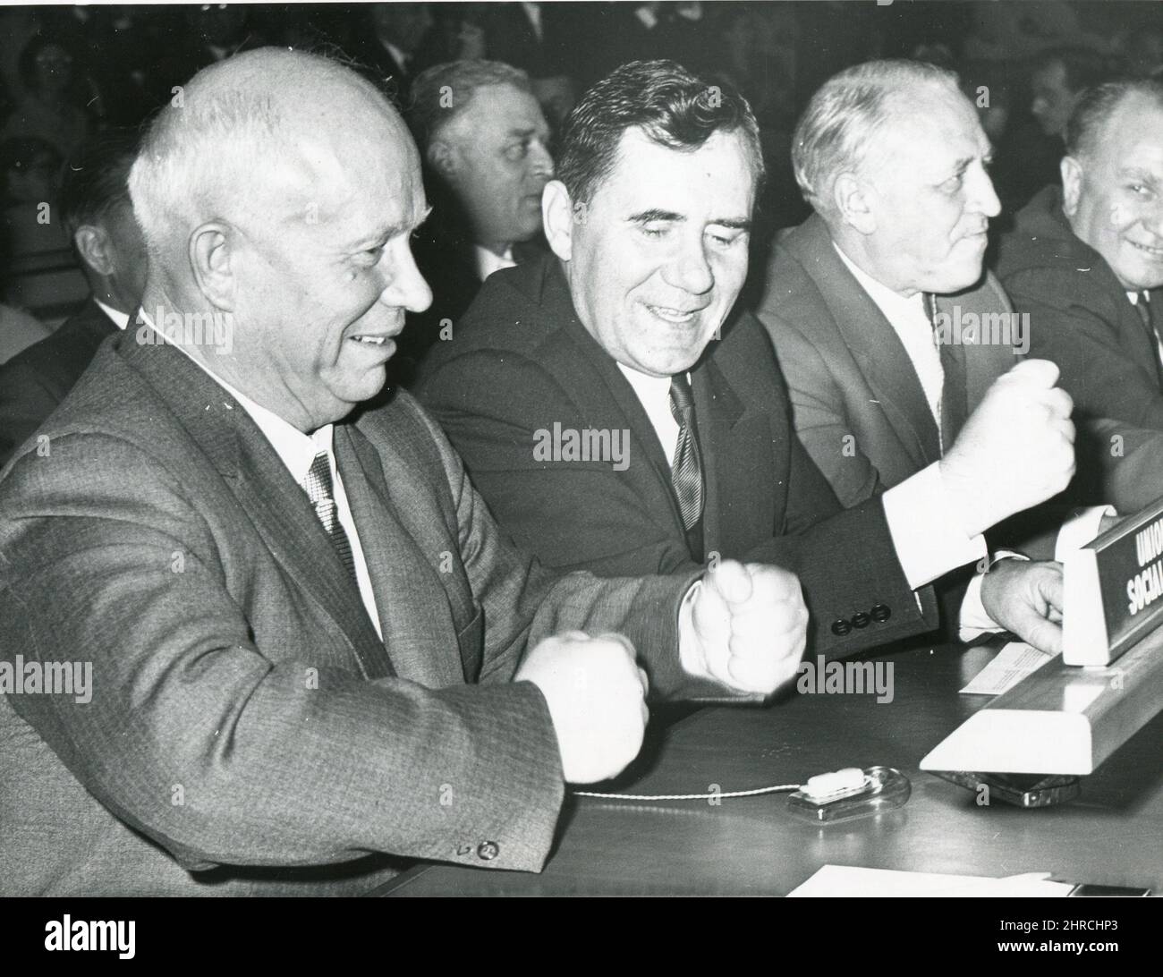 10-13-60 - New York - der sowjetische Premier Nikita Chruschtschow und der sowjetische Außenminister Andrei Gromyko (rechts) zerstochen den Tisch bei den Vereinten Nationen. Das Pochen fand statt, als die meisten Delegierten der Generalversammlung 15. zu Beginn der Sitzung dem UN-Präsidenten Frederick Boland herzlich applaudierten. Stockfoto