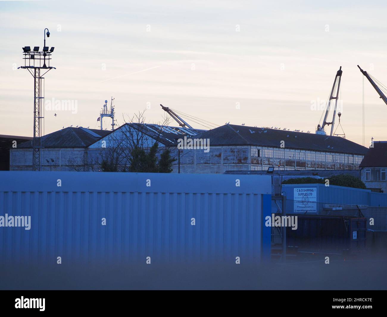 Sheerness, Kent, Großbritannien. 25.. Februar 2022. Das weltweit älteste erhaltene Beispiel einer mehrstöckigen Eisenrahmen- und Plattenkonstruktion - der historische Boat Store in Port of Sheerness, Kent , der den Weg für die ersten Wolkenkratzer in Chicago ebnete - soll endlich auf Verbesserungen untersucht werden. Swale Council, Historic England & Peel Ports haben eine £12k-Umfrage in Auftrag gegeben, um zu verstehen, welche Arbeiten erforderlich sind, um das architektonisch bedeutsame Gebäude, das seit vielen Jahren vernachlässigt wird, wiederherzustellen. Kredit: James Bell/Alamy Live Nachrichten Stockfoto