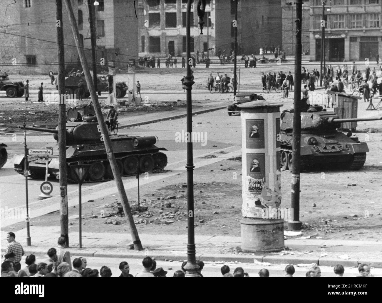 Panzerbesatzungen der Roten Armee bemannen T-34-Panzer an der Friedrichstraße in der Nähe des Potsdamer Platzes 6-17-53. Ostberliner versammeln sich im Hintergrund. Ost-Berlin, Juni 1953. Stockfoto