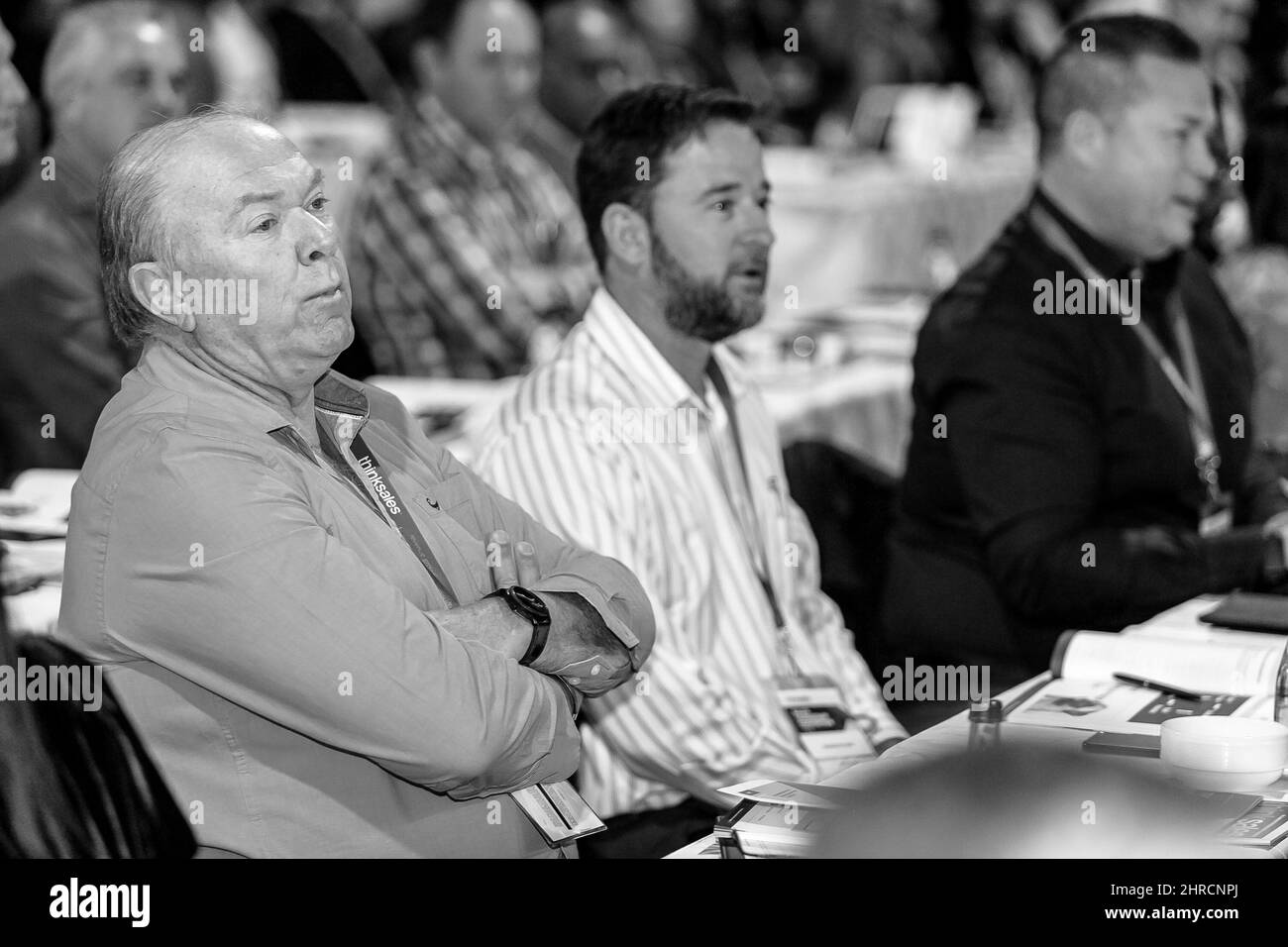 Nahaufnahme der Teilnehmer der Verkaufskonferenz im großen Konferenzzentrum Stockfoto