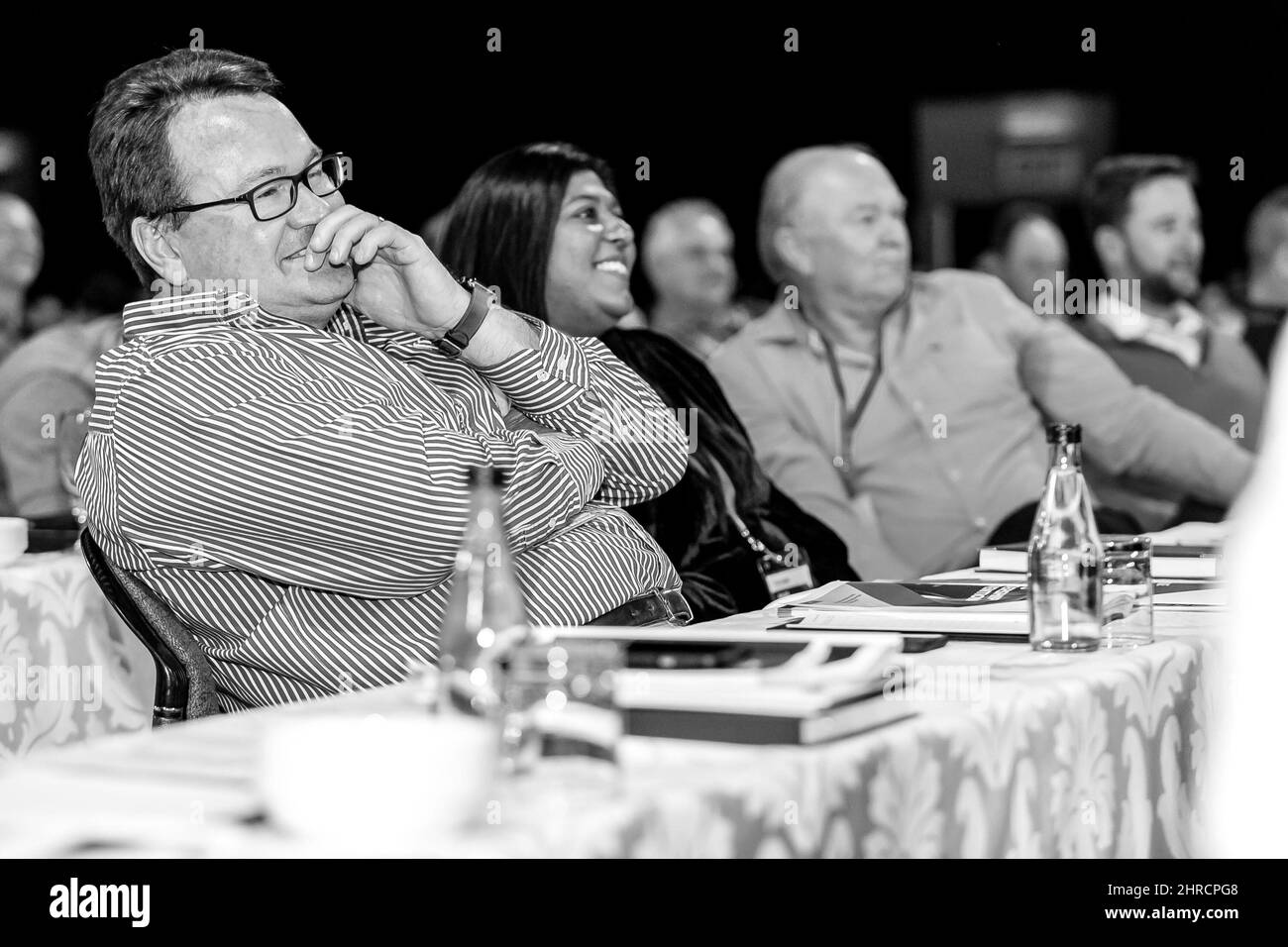Nahaufnahme der Teilnehmer der Verkaufskonferenz im großen Konferenzzentrum Stockfoto
