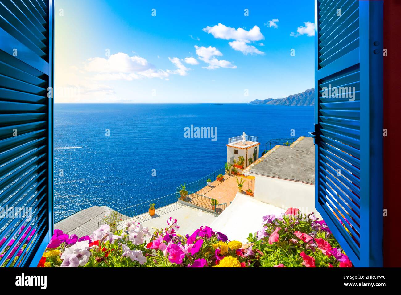 Von einem Zimmer an der Amalfiküste in der Nähe von Sorrento, Italien, hat man einen schönen Blick auf das Mittelmeer und die italienische Küste Stockfoto
