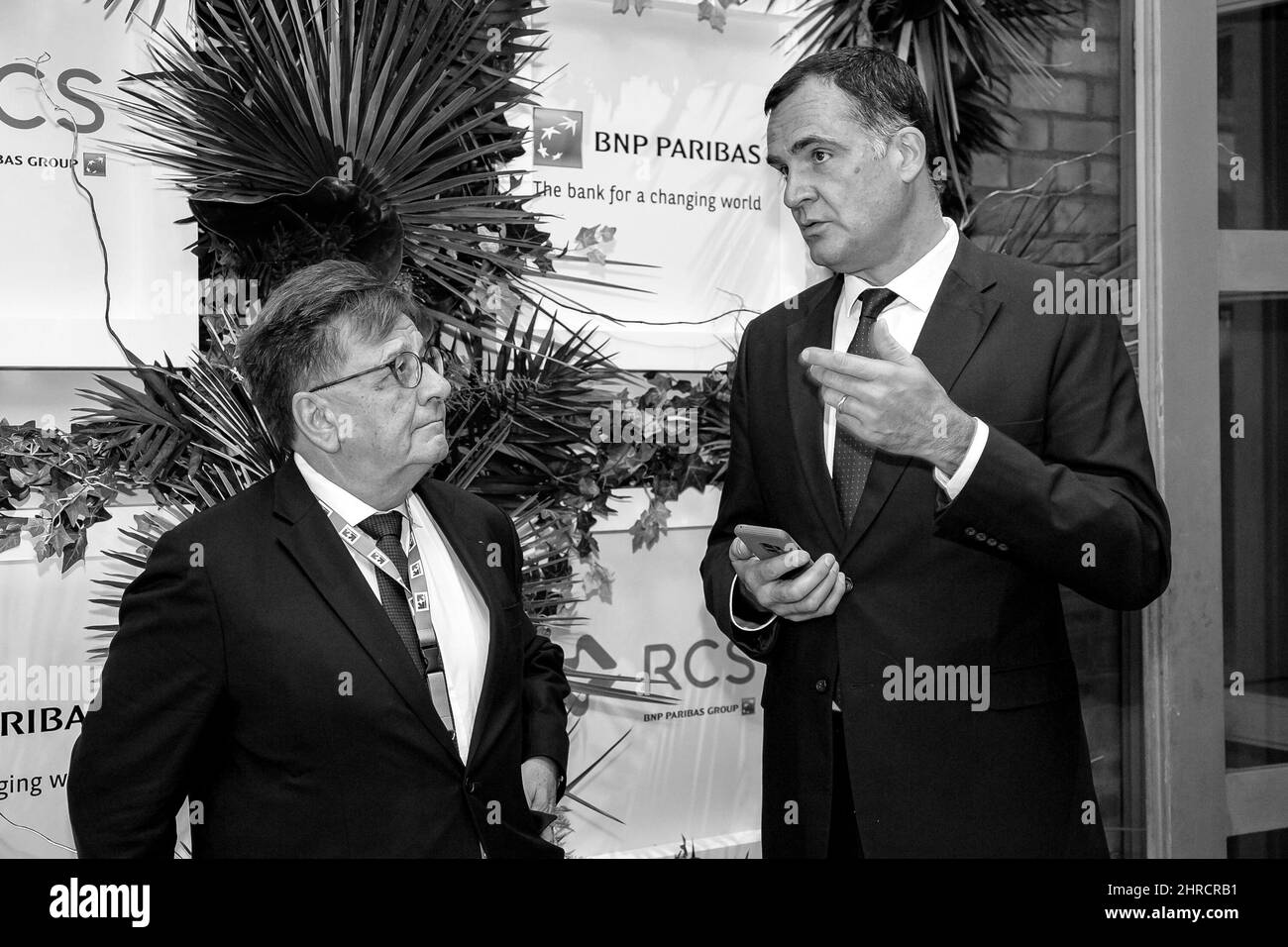 Nahaufnahme der Delegierten, die an einem Business-Forum im Konferenzzentrum teilnehmen Stockfoto