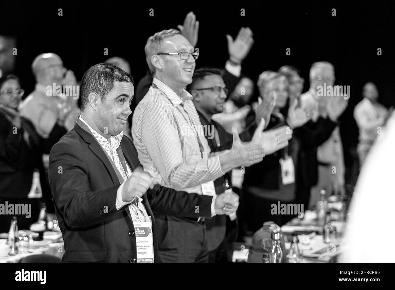 Nahaufnahme der Teilnehmer der Verkaufskonferenz im großen Konferenzzentrum Stockfoto