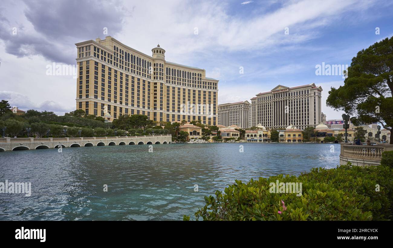 Schöne Aufnahme der Gebäude vor dem Fluss an einem bewölkten Tag Stockfoto