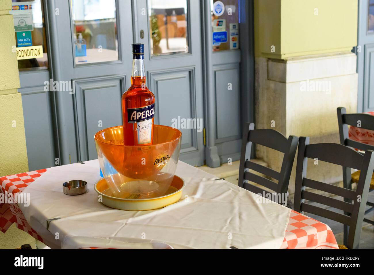 Gesamtansicht einer Flasche Aperol Aperitif Spritz in einer Aperol Schale auf einem Tisch in einem Outdoor Cafe in Athen, Griechenland am 29 2021. November. Stockfoto