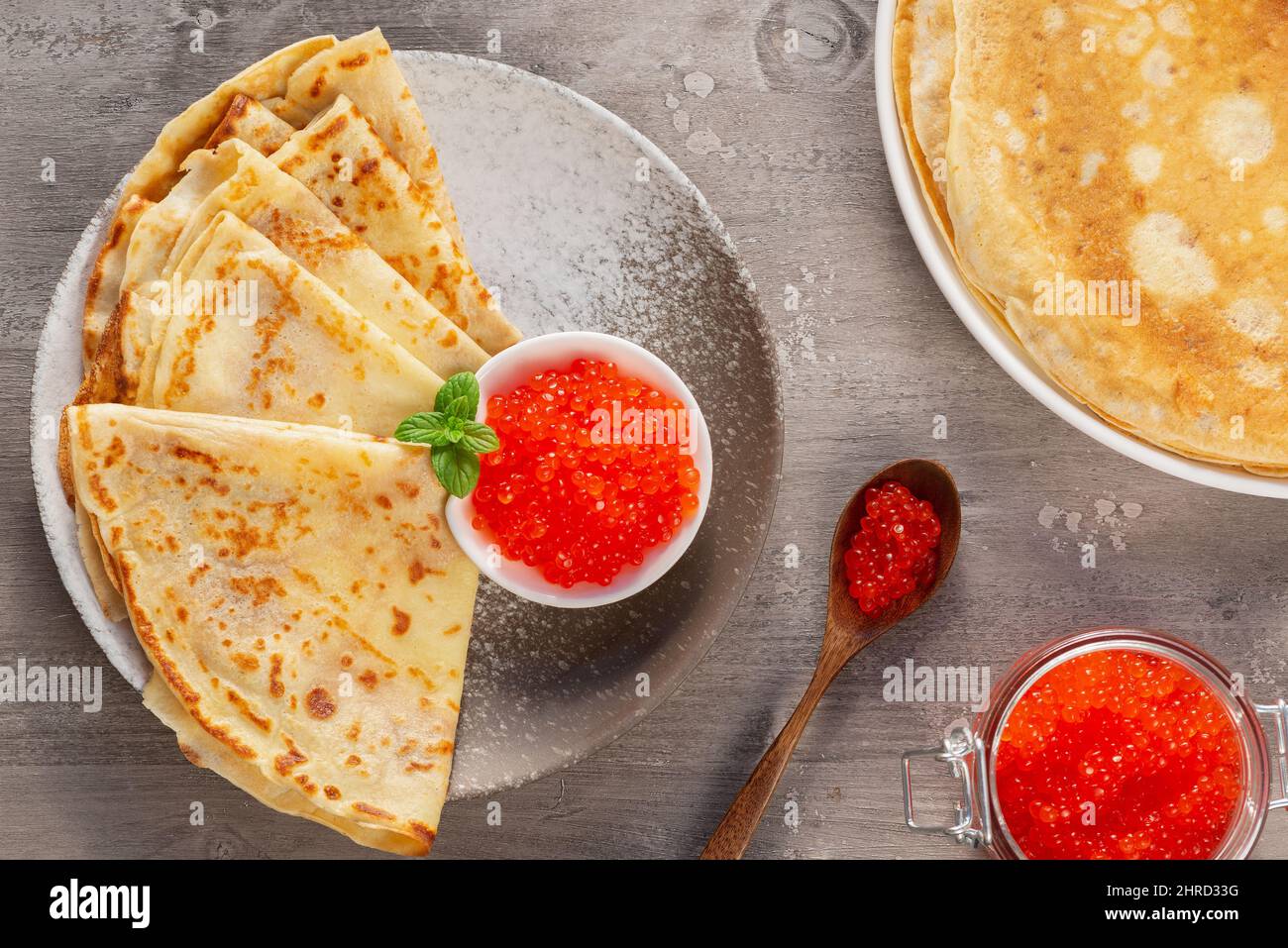 Stapel von russischen dünnen Pfannkuchen Blini mit rotem Kaviar Stockfoto