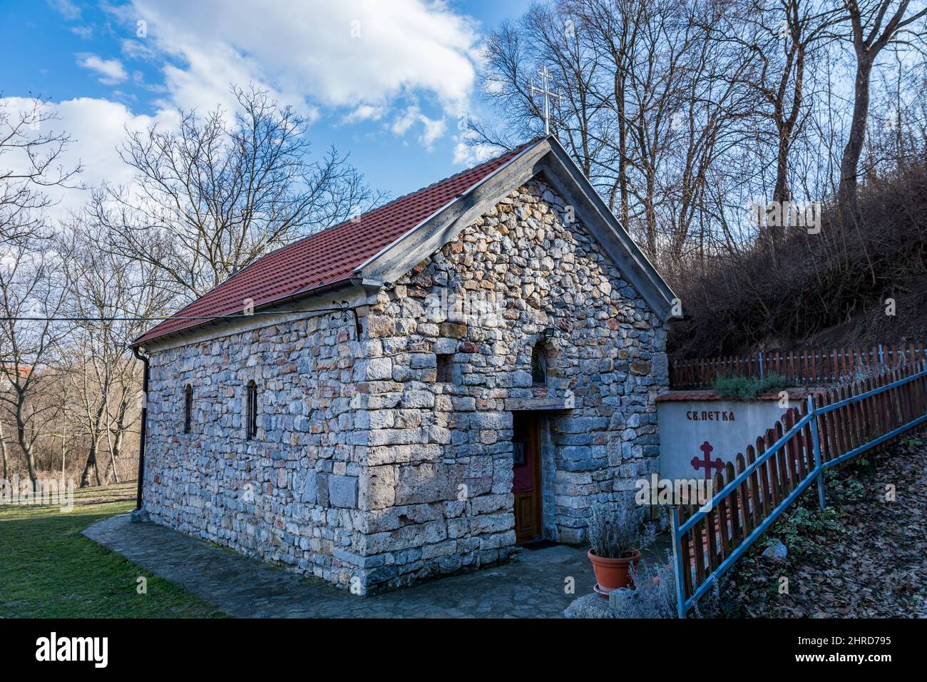 Donji Matejevac, Serbien - Februar 21. 2022 Sveta Petka kleine orthodoxe Steinkirche in einem Waldtal an einem sonnigen Frühlingstag Stockfoto