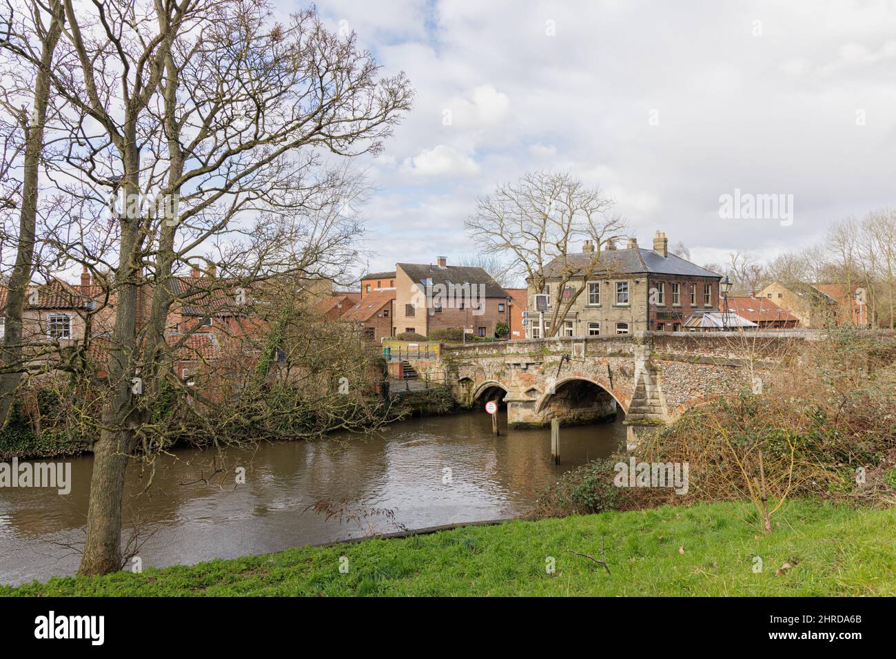 Norwich, Norfolk, Großbritannien, Februar 21. 2022: Die mittelalterliche Bishop's Bridge, 1340 erbaut, überquert den Fluss Wensum durch das öffentliche Haus des Roten Löwen. Stockfoto