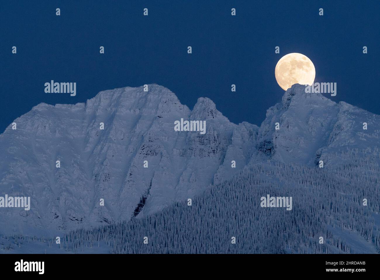 Mt. Calowachan (früher Harding); Mission Mountains, Montana, Vollmondaufstieg Stockfoto
