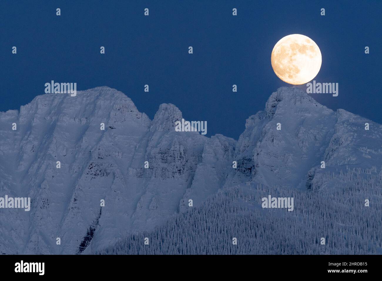 Mt. Calowachan (früher Harding); Mission Mountains, Montana, Vollmondaufstieg Stockfoto