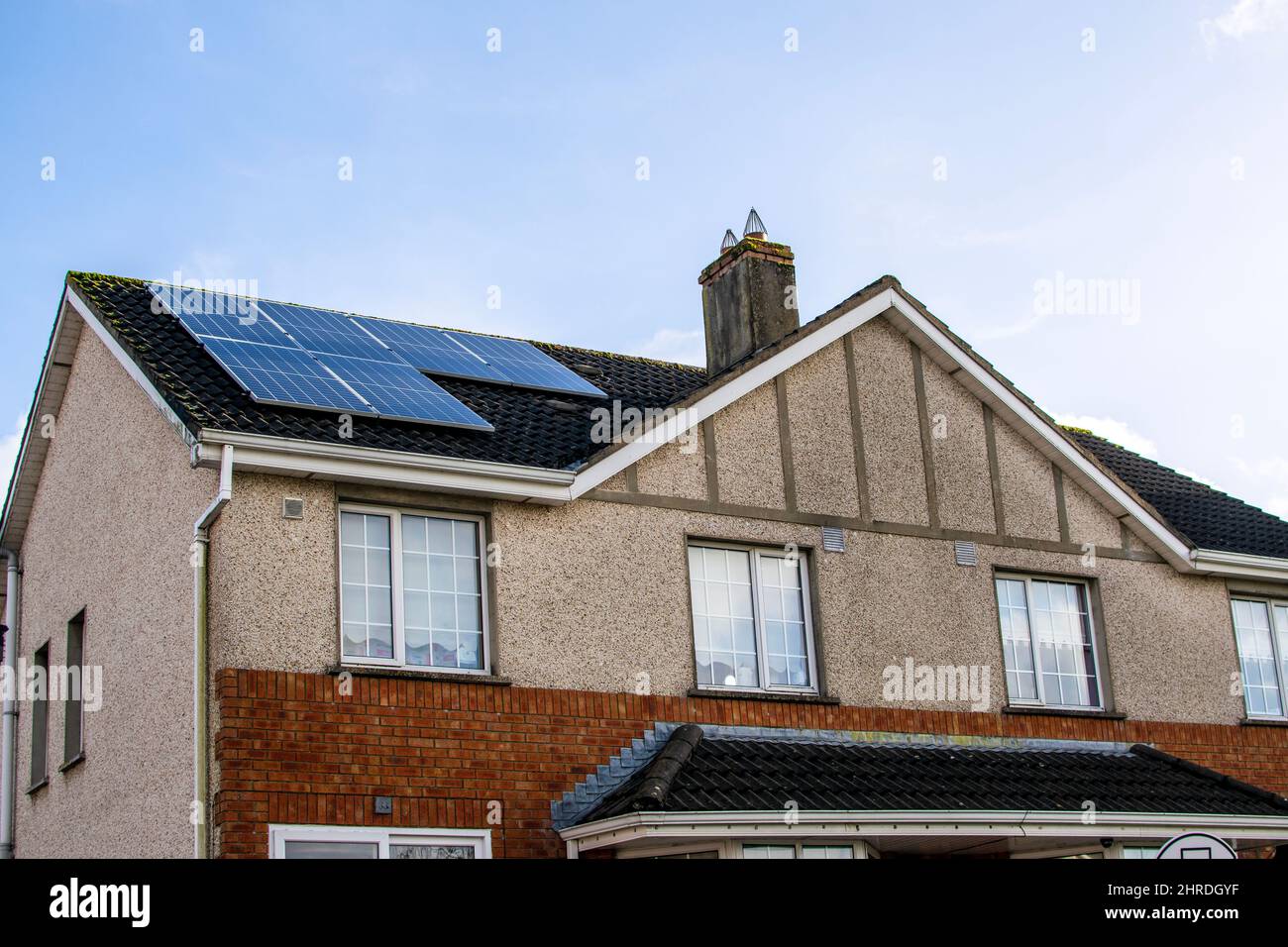 Die Verwendung von Solarzellen auf den Dächern von privaten Immobilien, freie Energie Stockfoto