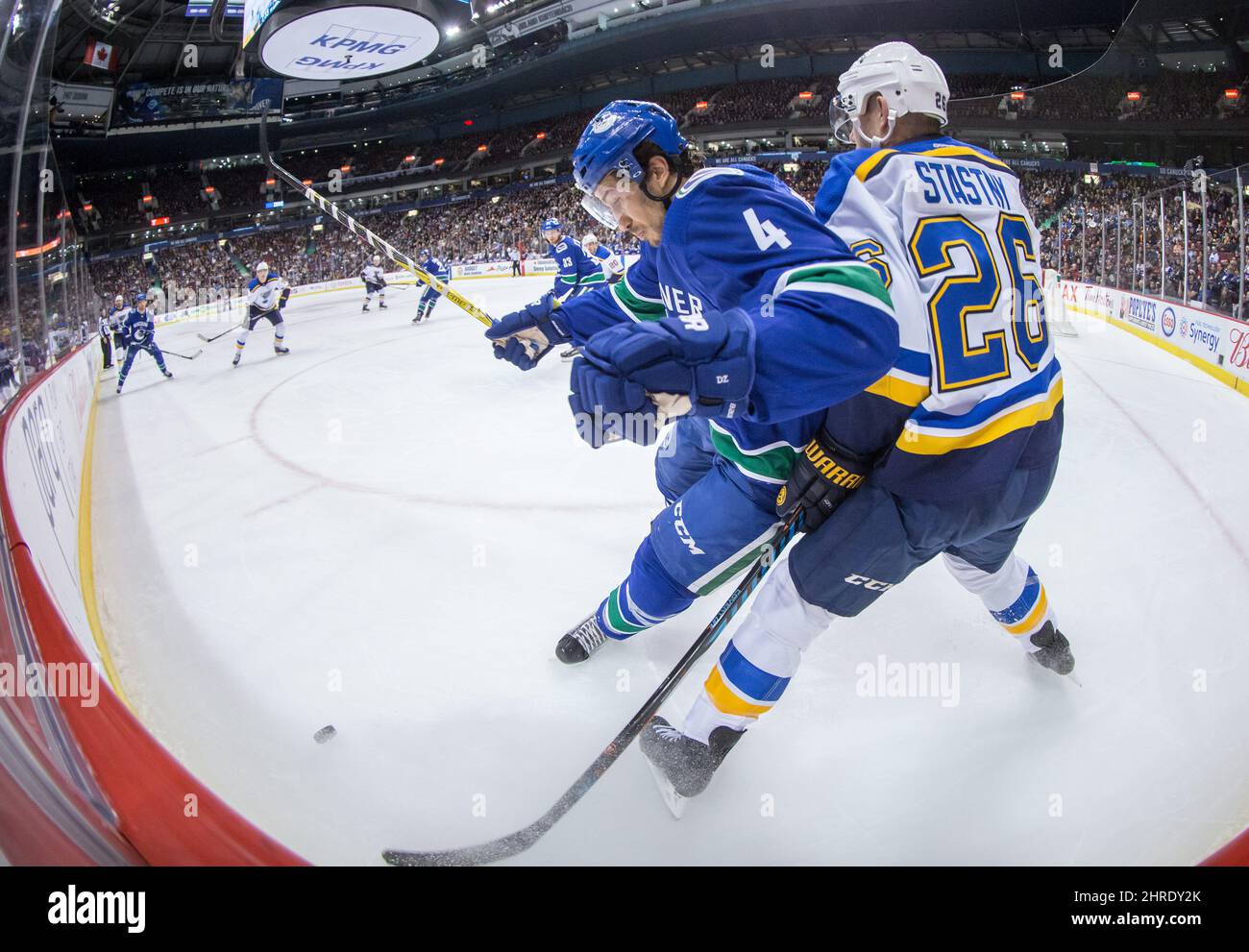 Michael Del Zotto (4) von Vancouver Canucks und Paul Stastny (26) von St. Louis Blues kollidieren während der ersten Periode eines NHL-Hockeyspiels in Vancouver, B.C., am Samstag, den 23. Dezember 2017. DIE KANADISCHE PRESSE/Darryl Dyck Stockfoto