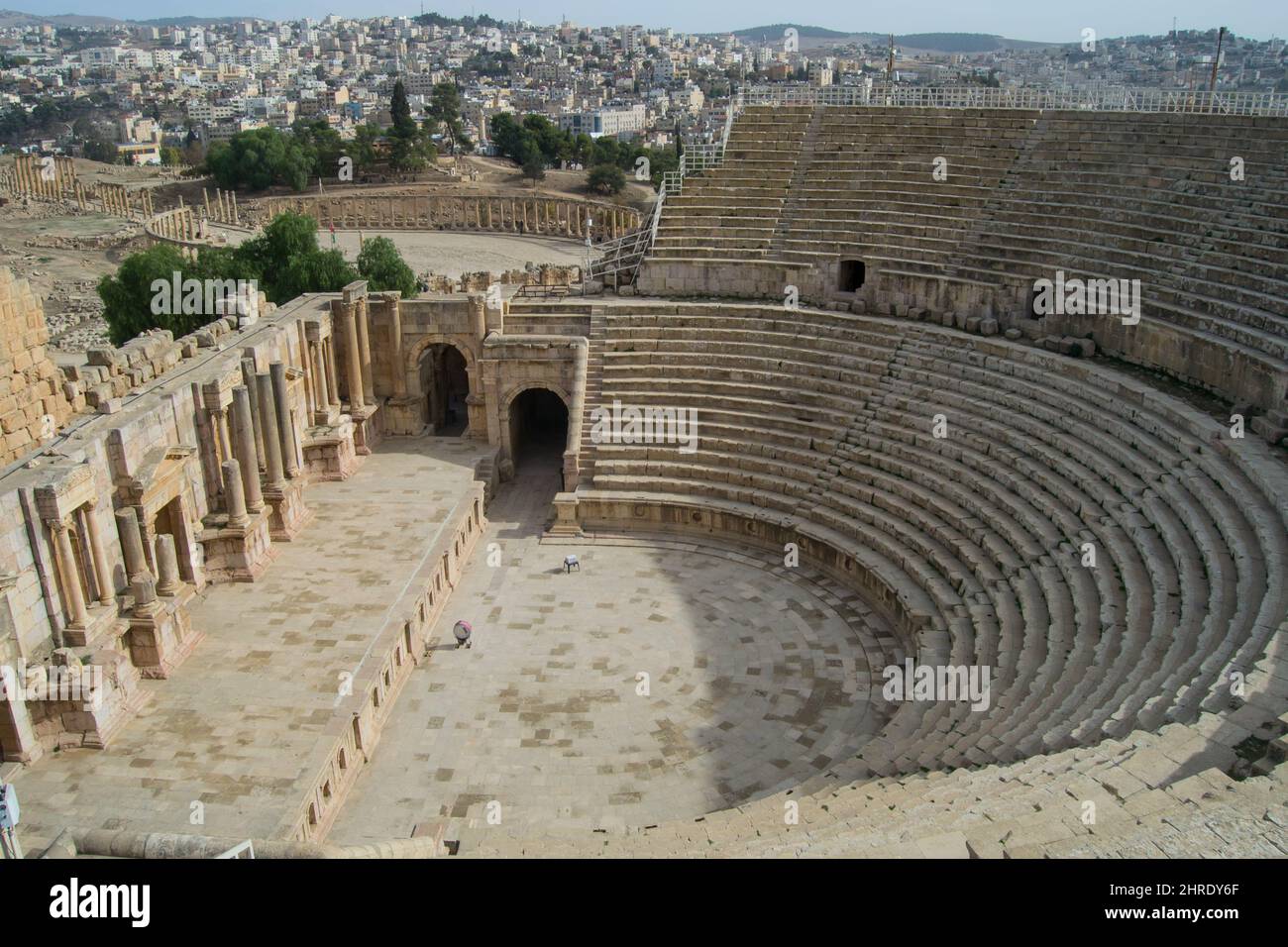 Faszinierender Blick auf das antike römische Amphitheater in der römischen Stadt Jerash, Jordanien Stockfoto