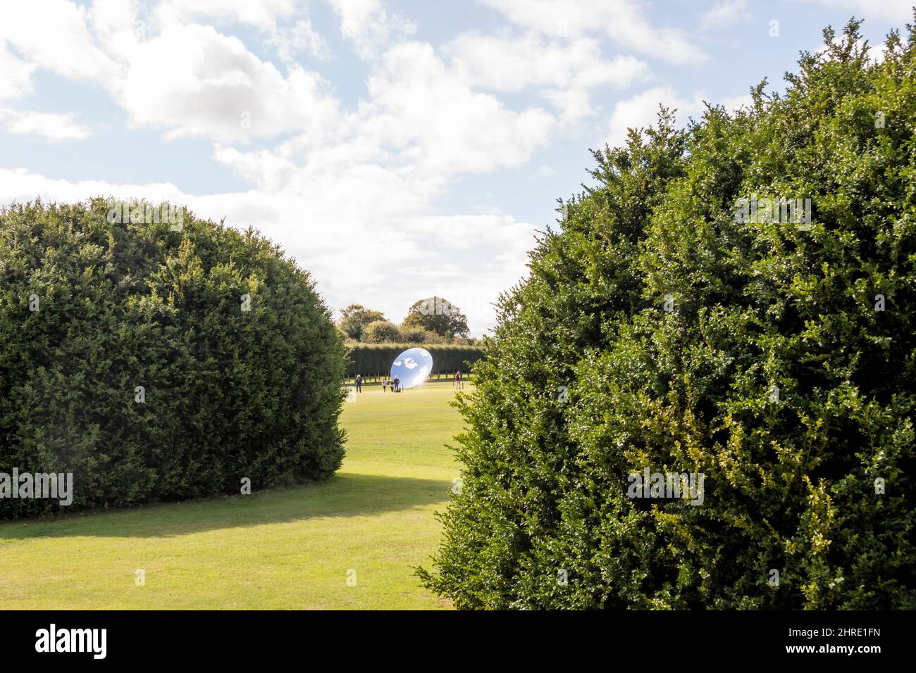 Sky Mirror von Anish Kapoor auf dem Gelände der Houghton Hall, Norfolk. Edelstahl, 2018. Stockfoto