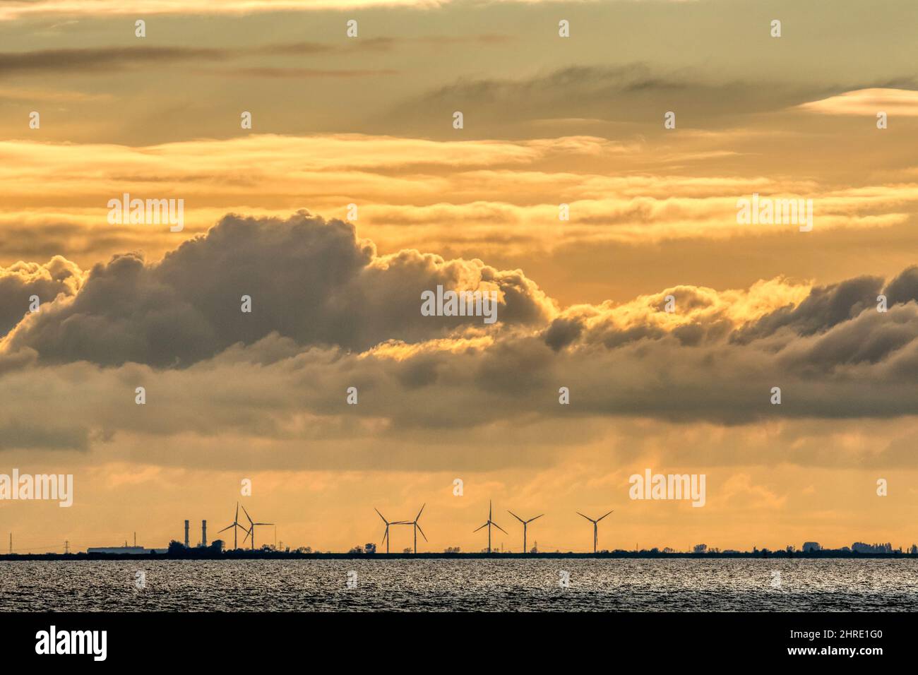 Das Kraftwerk Sutton Bridge und der Windpark Gedney Marsh auf der anderen Seite der Washington. Stockfoto